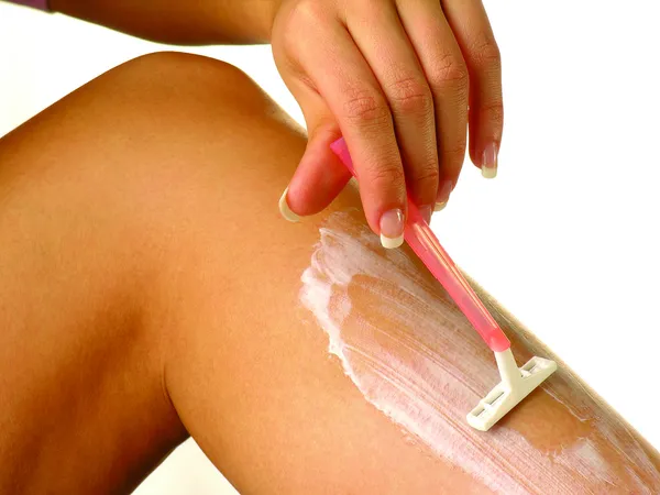 Frau rasiert sich die Beine — Stockfoto