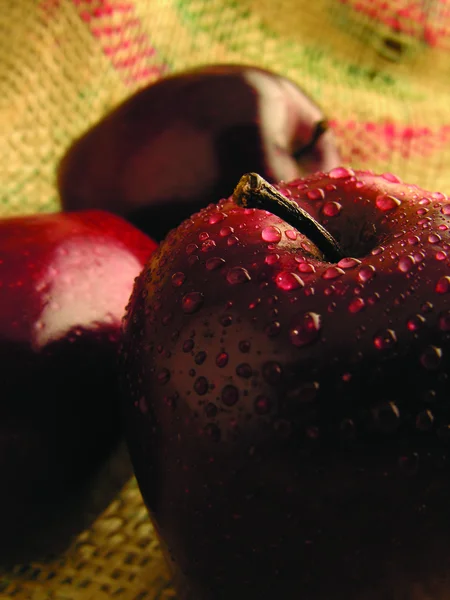 Manzanas rojas frescas en una mesa — Foto de Stock