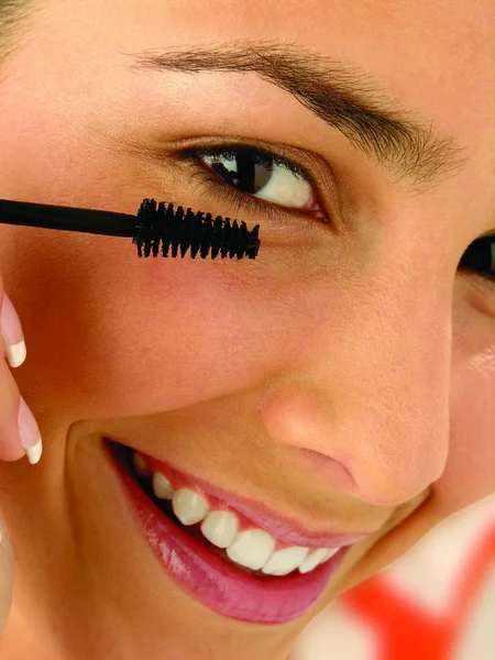 Mujer con cepillo para maquillaje —  Fotos de Stock