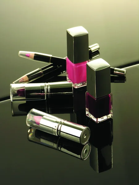 Lápiz labial cosmético decorativo, tinta de lápiz y esmalte de uñas — Foto de Stock