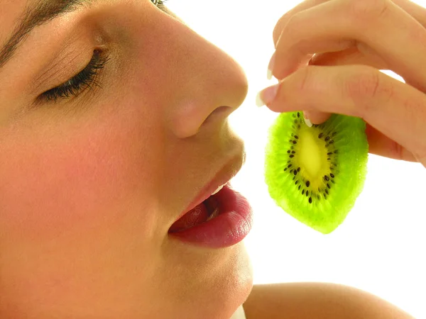 Woman eating kiwi — Stock Photo, Image
