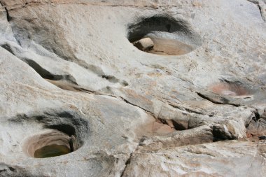 çukurların içinde büyük kaya