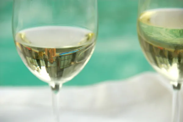 Zwei Gläser Weißwein — Stockfoto