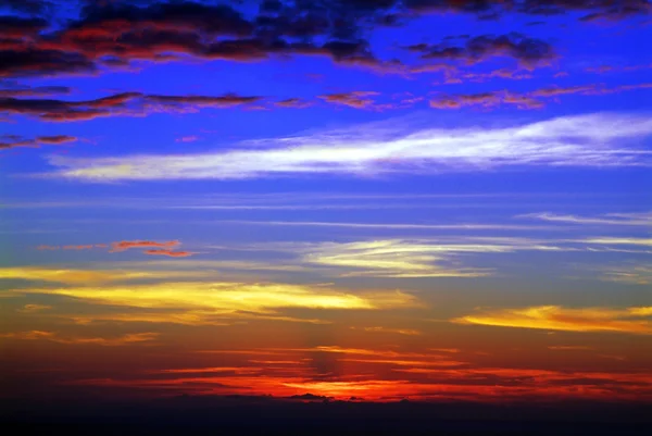 Pôr do sol colorido sobre o oceano . — Fotografia de Stock