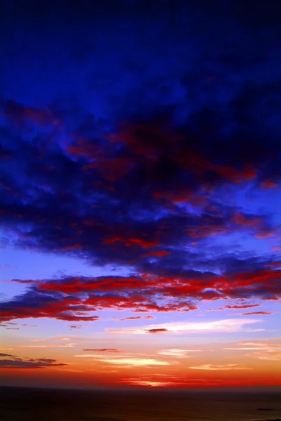 Pôr do sol colorido sobre o oceano . — Fotografia de Stock