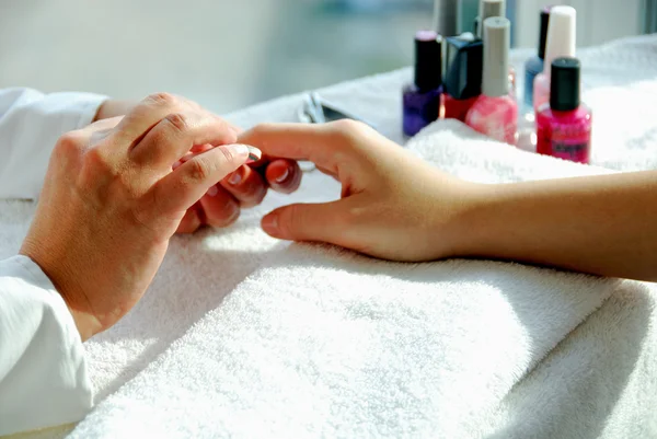 Kobieta w salon paznokci otrzymania manicure — Zdjęcie stockowe