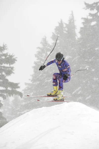 Ung kvinna ski ner en — Stockfoto