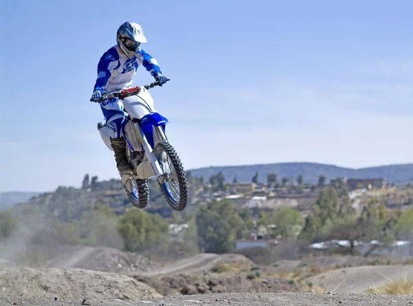 A picture of a biker making a stunt and jumps in the air — Stock Photo, Image