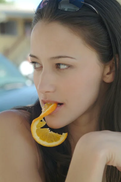 Beautiful woman enjoying fruits at the cafe terrace close up — Stock Photo, Image