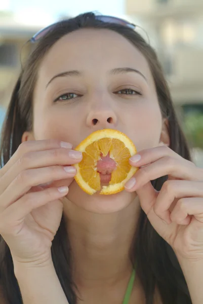 Beautiful woman enjoying fruits at the cafe terrace close up — Stock Photo, Image