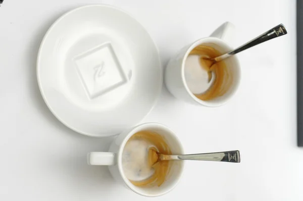 两个白色杯子里的咖啡 — 图库照片