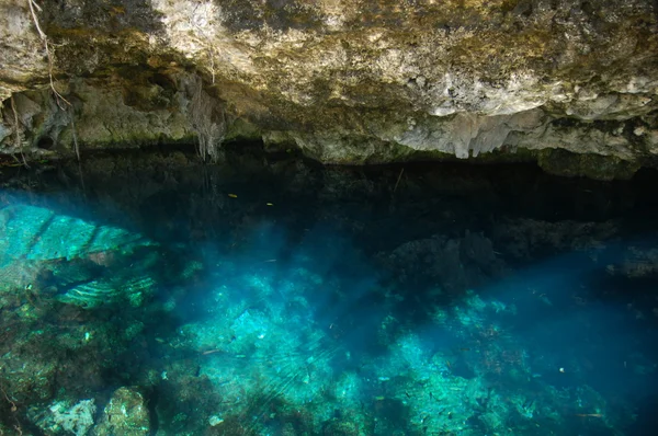 Agua en la cueva Imágenes de stock libres de derechos