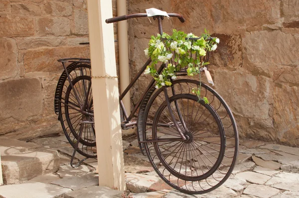 Iron bicycle with flower arrangement — Stock Photo, Image