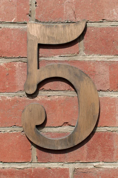 Αριθμός πέντε στον τούβλινο τοίχο — Φωτογραφία Αρχείου
