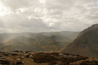 üstünde belgili tanımlık tepe au dessus des montagnes