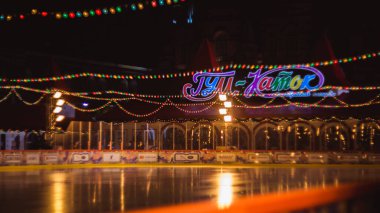 MOSCOW, Rusya - 18 Aralık 2019: Moskova 'daki Kızıl Meydan' daki GUM mağazasının yanındaki Noel buz pateni pisti