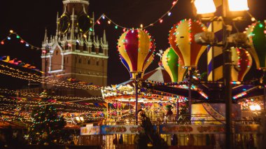 MOSCOW, RUSSIA - 18 Aralık 2019: Moskova 'daki Kızıl Meydan' daki GUM mağazasının yanındaki panayırda Noel atlıkarıncası