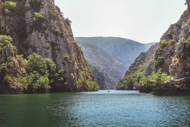 Kuzey Makedonya 'nın Üsküp kenti yakınlarındaki Matka kanyonundaki göl manzarası