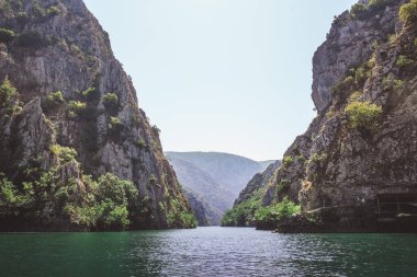 Kuzey Makedonya 'nın Üsküp kenti yakınlarındaki Matka kanyonundaki göl manzarası