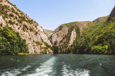 Kuzey Makedonya 'nın Üsküp kenti yakınlarındaki Matka kanyonundaki göl manzarası