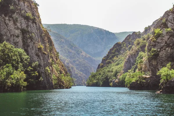 Kuzey Makedonya Cumhuriyeti 'nin Üsküp yakınlarındaki Matka kanyonundaki göl manzarası
