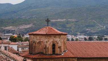 Ohri, Kuzey Makedonya - Ağustos 2021: Tanrı 'nın Annesi Peribleptos Kilisesi' ne Panoramik Bakış, eski kent Ohri, Kuzey Makedonya