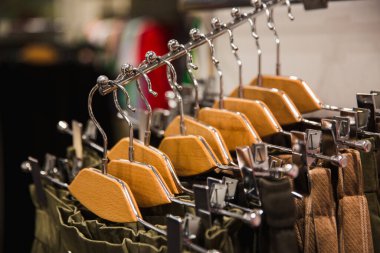 Askıda farklı kıyafetler, kapat.