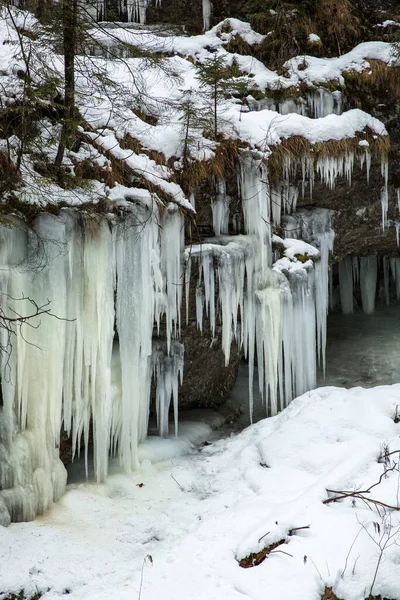 Kleine gefrorene Wasserfälle in den Bergen, Slowakei — Stockfoto