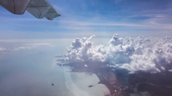 Όψη ορίζοντα πάνω από τα σύννεφα από το αεροπλάνο — Φωτογραφία Αρχείου