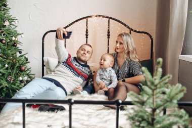 Küçük bir çocuğu olan güzel bir aile birlikte eğleniyor.