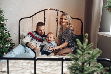 Sevgi dolu ebeveynler tatillerde çocuklarına sarılıyorlar.