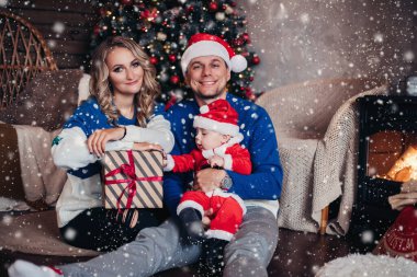 Noel Baba kostümlü mutlu baba ve oğul.