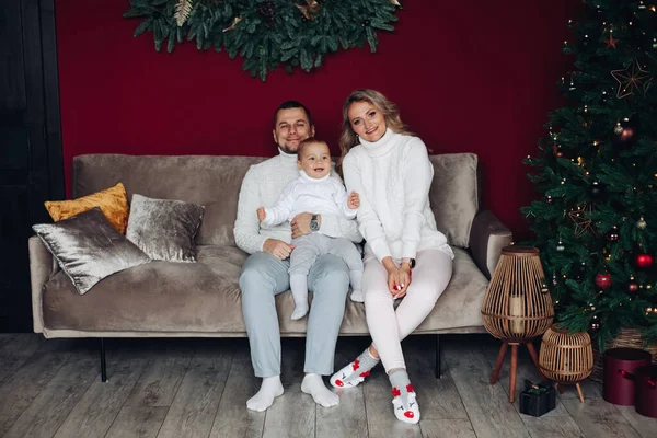 Familia feliz en el sofá en Navidad. —  Fotos de Stock