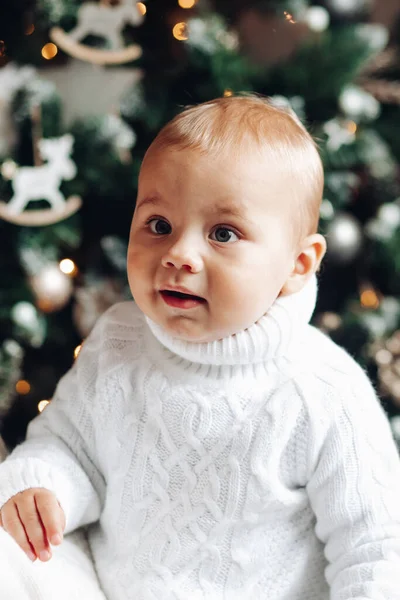 Schattig kind voor mooie kerstboom — Stockfoto