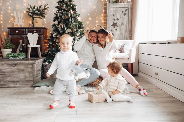크리스마스 때의 부모와 자녀. — 스톡 사진