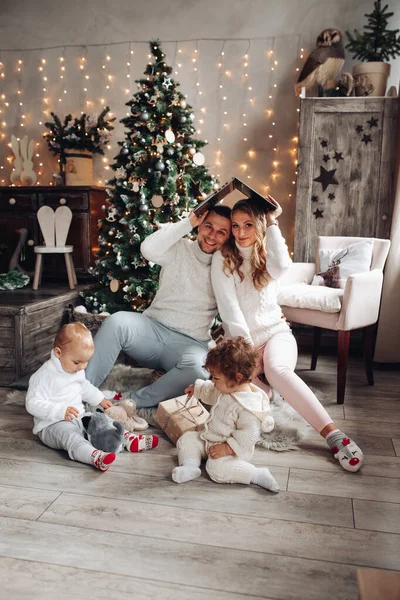 크리스마스 트리 근처의 행복 한 커플 과 아이들 — 스톡 사진