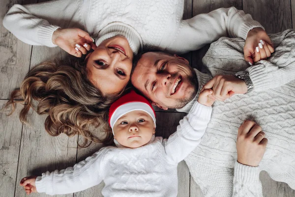 산타 모자를 쓴 아기의 가족 사진 과사 랑하는 부모의 모습 — 스톡 사진