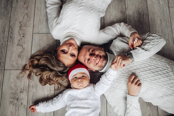 Familj med baby Santa i hatt. — Stockfoto
