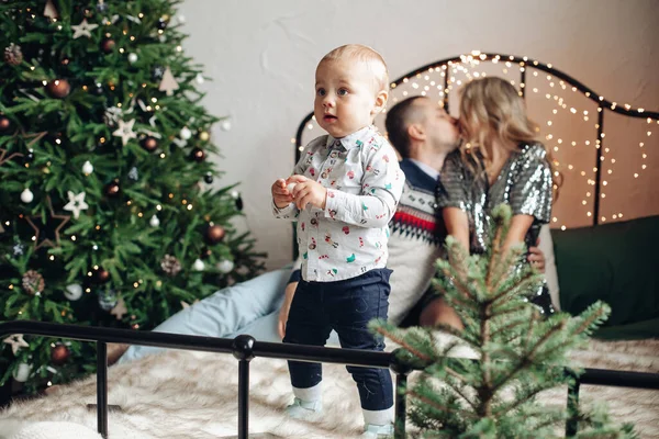 Una familia alegre con un hijo bastante pequeño se divierten mucho juntos —  Fotos de Stock