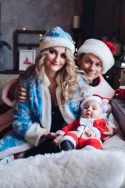 Gelukkig Kaukasische familie in kostuums bij Kerstmis. — Stockfoto