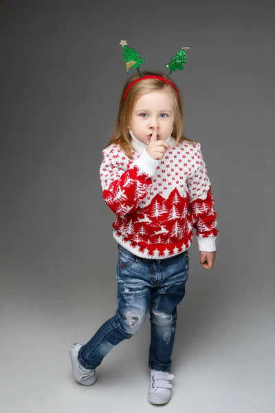 Kind schreit jemanden an und bittet um Ruhe — Stockfoto