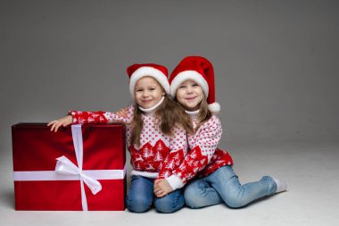 Stüdyoda kışlık süveter giyen sevimli çocuklar..