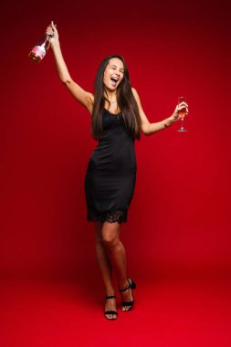 Gülümseyen genç ve çekici bayan parti boyunca dans ediyor.