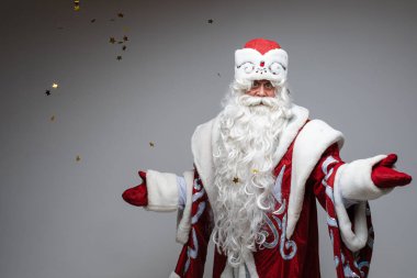 Noel Baba 'nın kırmızı şapkalı, gri saçlı, yorgun, gri saçlı, stüdyo arka planda.