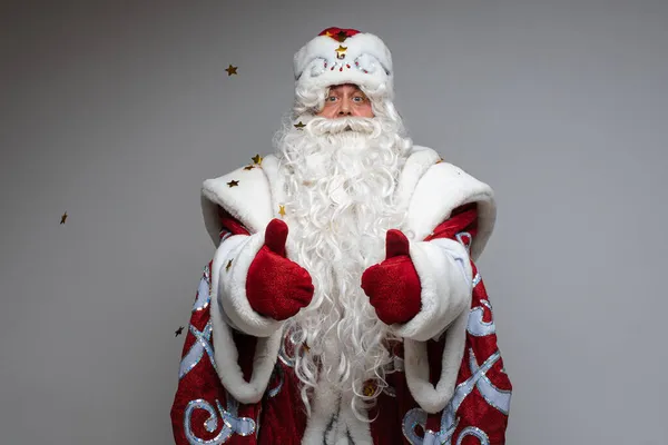 Huvudbild av jultomten i röd hatt, gråhårig beared trött man på grå studio bakgrund — Stockfoto