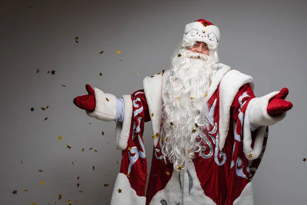 Headshot di Babbo Natale in cappello rosso, uomo stanco barbuto dai capelli grigi su sfondo grigio studio — Foto Stock