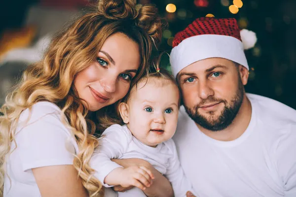 Vacker ung familj firar nyår tillsammans — Stockfoto