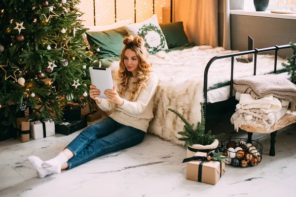 크리스마스에 부르는 아름다운 여성 영상. — 스톡 사진