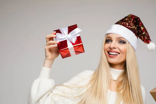 Glad ung dam i tomte hatt firar jul — Stockfoto