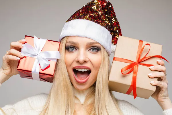 Glad vacker kvinna med två julklappslådor — Stockfoto
